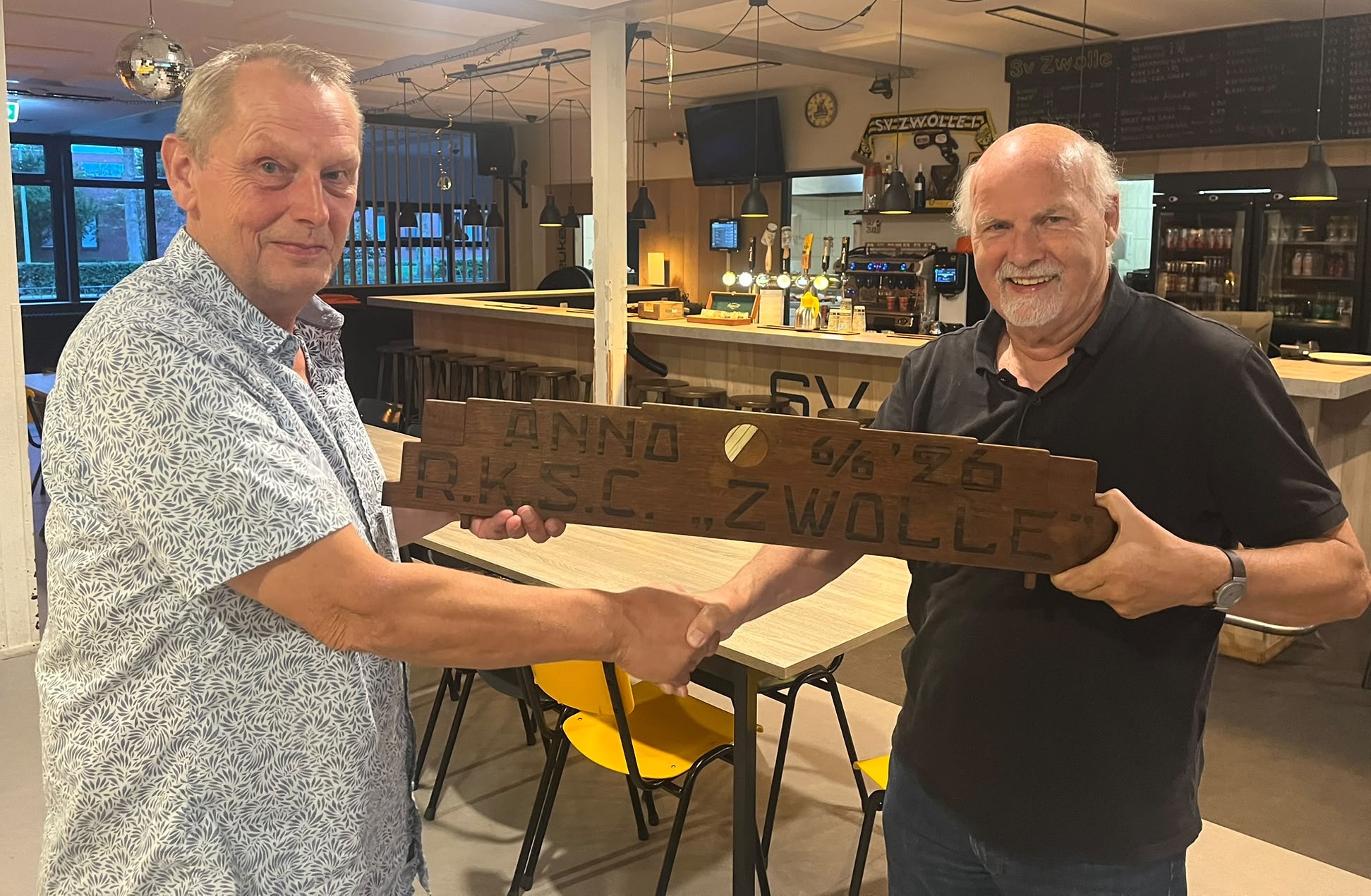 Fraaie historische gift van lunchroom Blocks aan SV Zwolle